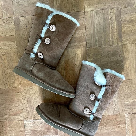 Uggs Triple Button - Picture 1 of 3